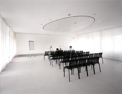 Zwei gläserne Flügelbauten auf dem Girtannersberg