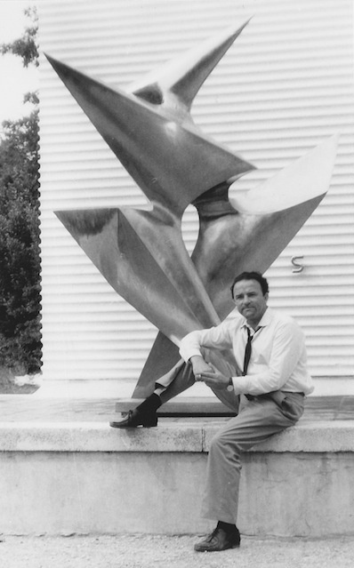 Bildhauer Wander Bertoni mit seiner Arbeit “Ikarus” (1953) vor dem österreichischen Pavillon, Giardini della Biennale, 1966
(Privatarchiv Bertoni)
Publikation